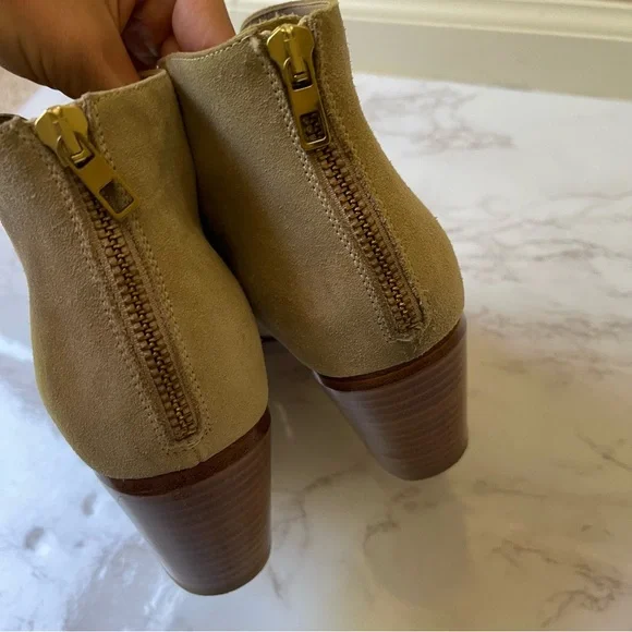 Vince Havana Notch Suede Ankle Bootie Neutral Tan Pointed Toe Zip 8.5 - Picture 4 of 6